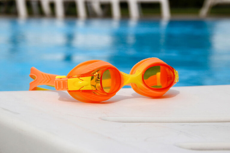 occhialini da nuoto per bambini
